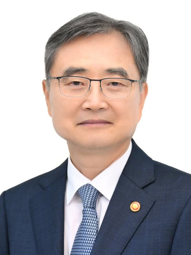 Cho Hyun Minister of Foreign Affairs